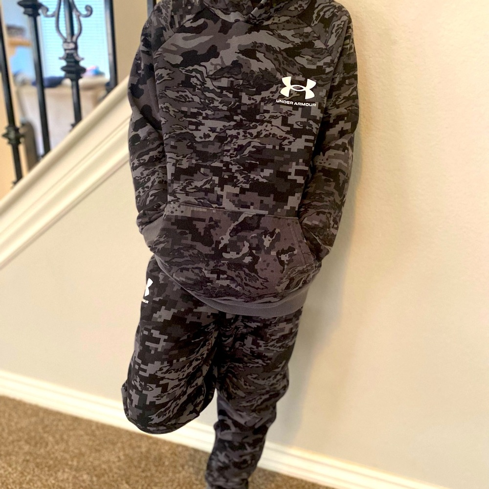 Kids Medium UNDER ARMOUR Sweatshirt and Pant set.